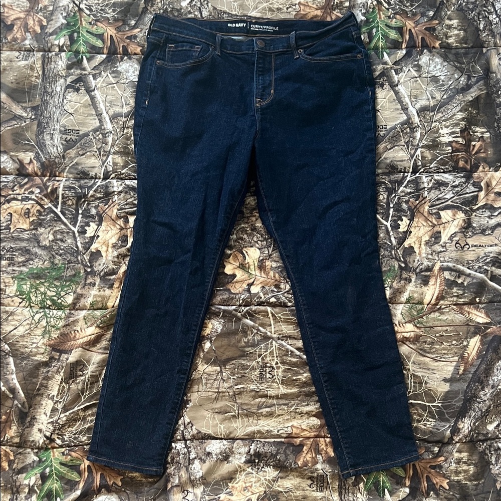 Old Navy Curvy Mid - Rise Jeans
Size 12 short